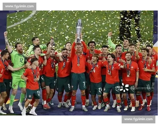 葡萄牙队内气氛融洽，C罗与年轻队友有说有笑！